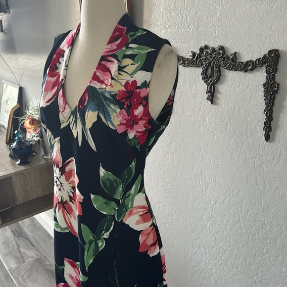 Beautiful Floral Like New without Tag Size 10 Ladies Cocktail Dress w Zipper - Picture 4 of 6